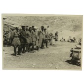 Kriegsgefangene RKKA-Kommandeure, einer von ihnen ist Panzerfahrer und trägt einen Overall